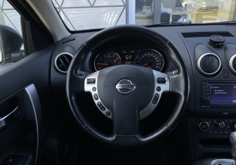Подержанный автомобиль Nissan Qashqai 2012 года (14 фото)