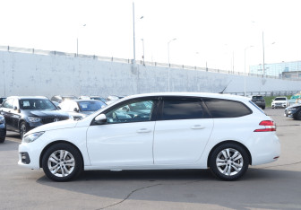 Подержанный автомобиль Peugeot 308 Wagon 2018 года (8 фото)