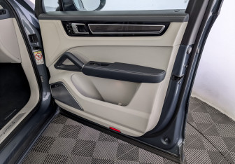 Подержанный автомобиль Porsche Cayenne 2019 года (27 фото)