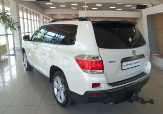 Подержанный автомобиль Toyota Highlander 2012 года (7 фото)