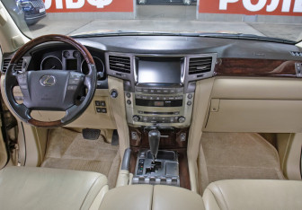 Подержанный автомобиль Lexus LX 2008 года (16 фото)