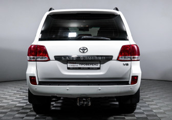 Подержанный автомобиль Toyota Land Cruiser Suv 2007 года (6 фото)