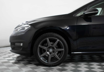 Подержанный автомобиль Volkswagen Golf Hatchback 2014 года (23 фото)
