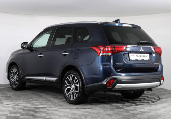 Подержанный автомобиль Mitsubishi Outlander 2017 года (7 фото)