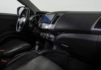 Подержанный автомобиль Mitsubishi Outlander 2010 года (12 фото)