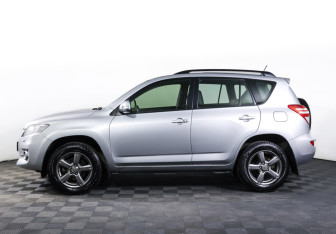 Подержанный автомобиль Toyota RAV4 2012 года (8 фото)
