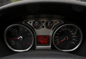 Подержанный автомобиль Ford Focus Sedan 2006 года (10 фото)