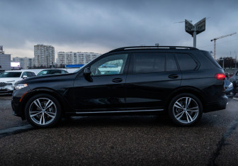 Подержанный автомобиль BMW X7 2021 года (10 фото)
