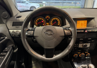 Подержанный автомобиль Opel Astra Wagon 2011 года (14 фото)