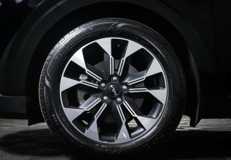 Подержанный автомобиль Kia Carnival 2022 года (8 фото)