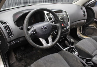 Подержанный автомобиль Kia Ceed Hatchback 2010 года (16 фото)