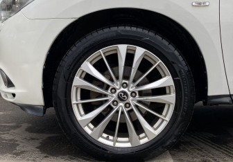 Подержанный автомобиль Infiniti JX 2013 года (9 фото)