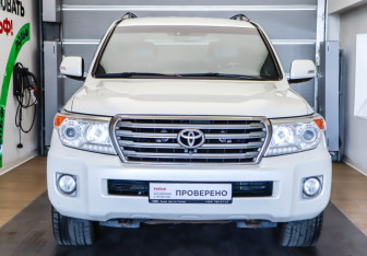 Подержанный автомобиль Toyota Land Cruiser Suv 2014 года (2 фото)