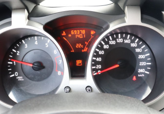 Подержанный автомобиль Nissan Juke 2011 года (17 фото)
