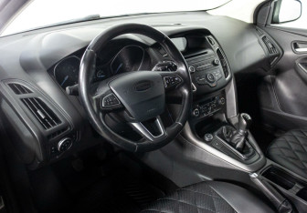 Подержанный автомобиль Ford Focus Hatchback 2017 года (10 фото)