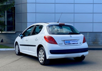 Подержанный автомобиль Peugeot 207 Hatchback 2009 года (7 фото)