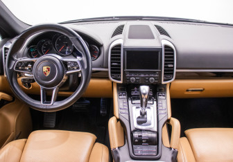Подержанный автомобиль Porsche Cayenne 2015 года (13 фото)