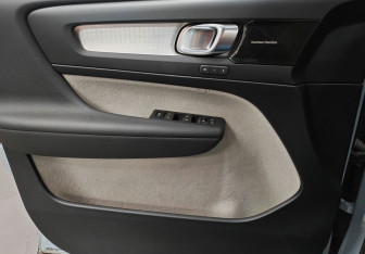 Подержанный автомобиль Volvo XC40 2018 года (15 фото)