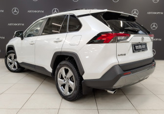 Подержанный автомобиль Toyota RAV4 2020 года (7 фото)