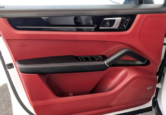 Подержанный автомобиль Porsche Cayenne 2018 года (19 фото)