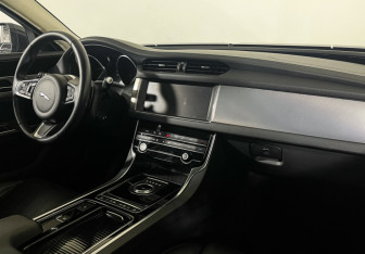 Подержанный автомобиль Jaguar XF Sedan 2019 года (9 фото)