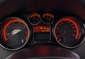 Подержанный автомобиль Peugeot 308 Hatchback 2012 года (16 фото)