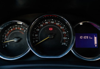 Подержанный автомобиль Renault Sandero 2015 года (17 фото)