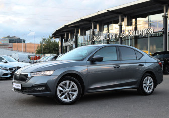 Подержанный автомобиль Skoda Octavia Liftback 2022 года (30 фото)