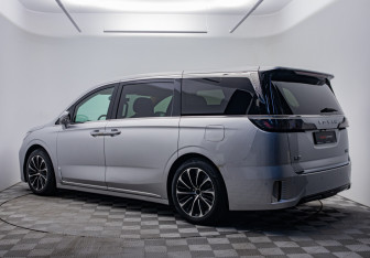 Подержанный автомобиль Voyah Dream 2022 года (2 фото)
