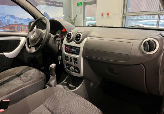 Подержанный автомобиль Renault Sandero 2010 года (10 фото)