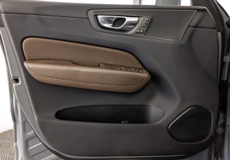 Подержанный автомобиль Volvo XC60 2021 года (19 фото)