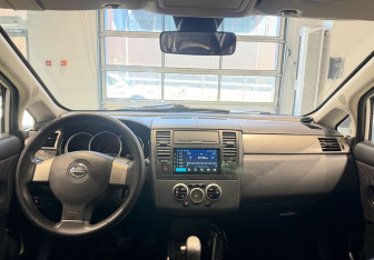 Подержанный автомобиль Nissan Tiida Hatchback 2010 года (12 фото)