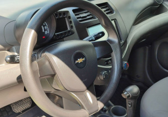 Подержанный автомобиль Chevrolet Spark 2012 года (14 фото)