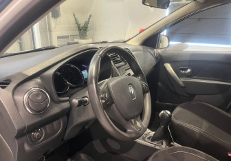 Подержанный автомобиль Renault Sandero 2015 года (9 фото)