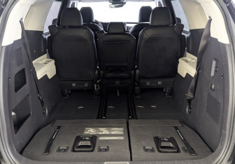 Подержанный автомобиль Kia Carnival 2021 года (10 фото)