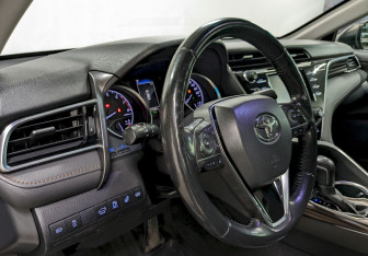 Подержанный автомобиль Toyota Camry Sedan 2019 года (13 фото)