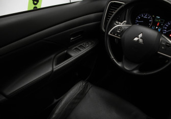 Подержанный автомобиль Mitsubishi Outlander 2014 года (16 фото)