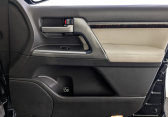 Подержанный автомобиль Toyota Land Cruiser Suv 2010 года (24 фото)