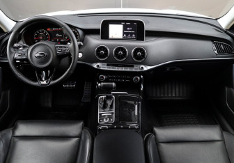 Подержанный автомобиль Kia Stinger 2018 года (11 фото)