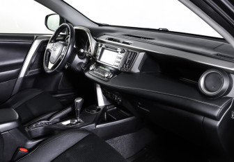 Подержанный автомобиль Toyota RAV4 2015 года (11 фото)