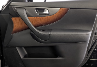 Подержанный автомобиль Infiniti QX70 2016 года (25 фото)