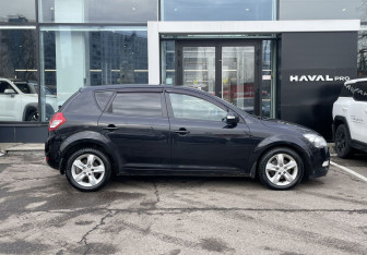 Подержанный автомобиль Kia Ceed Hatchback 2010 года (4 фото)