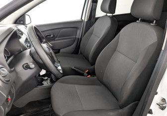 Подержанный автомобиль Renault Logan Sedan 2018 года (20 фото)