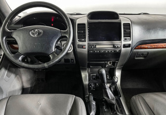 Подержанный автомобиль Toyota Land Cruiser Prado 2005 года (12 фото)