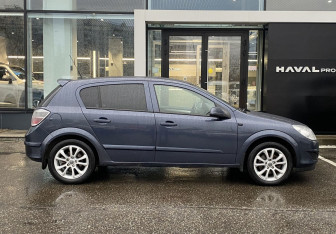 Подержанный автомобиль Opel Astra Sedan 2008 года (4 фото)