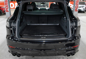 Подержанный автомобиль Porsche Cayenne 2021 года (10 фото)
