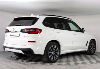 Подержанный автомобиль BMW X5 2022 года (2 фото)