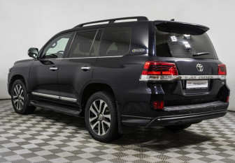 Подержанный автомобиль Toyota Land Cruiser Suv 2018 года (7 фото)