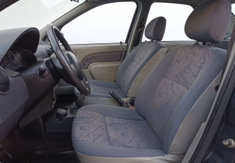 Подержанный автомобиль Renault Logan Sedan 2006 года (10 фото)