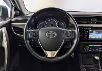 Подержанный автомобиль Toyota Corolla Sedan 2013 года (21 фото)